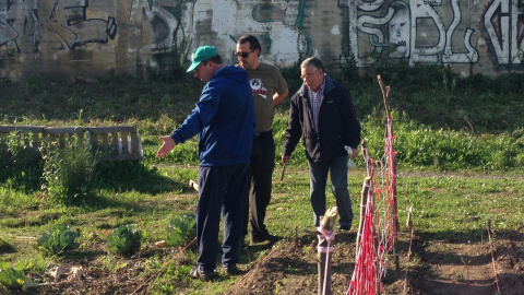 Un grupo de activistas en La Huertaka, huerto ecologista de Barakaldo