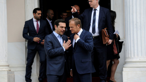 El presidente del Consejo Europeo, Donald Tusk junto al Primer Ministro griego, Alexis Tsipras a la salida de la Mansión Máxima en Atenas, Grecia. REUTERS/Michalis Karagiannis