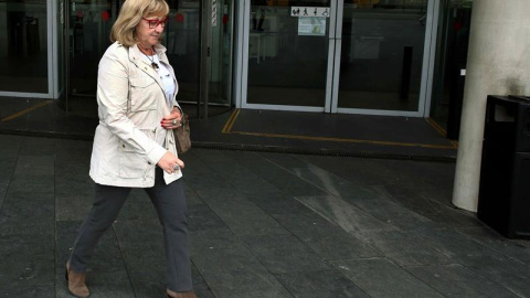 Elisabet Barberà, exsecretaria personal de Fèlix Millet en el Palau de la Música, a su salida esta mañana de la Ciutat de la Justicia. EFE/Toni Albir