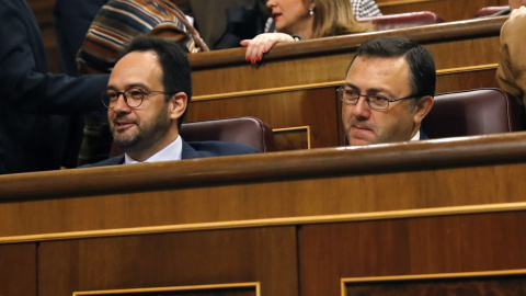 El portavoz del PSOE, Antonio Hernando (i), y el diputado socialista Miguel Ángel Heredia (d), durante la sesión de control al Gobierno en el Congreso de los Diputados. EFE/Ballesteros