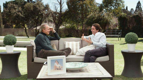 Fotografía facilitada por Telecinco que muestra al expresidente del Gobierno José María Aznar (d) que ha participado en el programa "Mi casa es la tuya", presentado por Bertín Osborne. | EFE