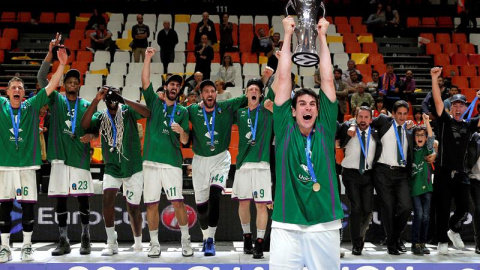 El capitán del Unicaja de Málaga, Carlos Suárez, levanta la copa del campeón tras ganar al Valencia Basket en el tercer y último partido de la final de la Eurocopa. /EFE