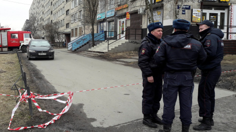 Agentes de Policía en una zona residencial en San Petersburgo. /REUTERS