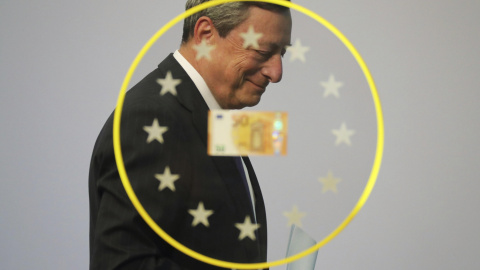 El presidente del Banco Central Europeo (ECB), Mario Draghi, durante la presentación del nuevo billete de 50 euros que entra en circulación, en Fráncfort (Alemania). EFE/Armando Babani