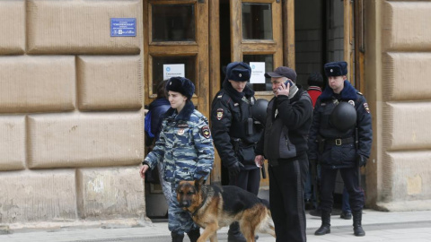 Varios policías en las inmediaciones del edificio / EFE