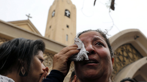 Una de las supervivientes de la explosición en la iglesia copta de Tanta, Egipto. REUTERS/Mohamed Abd El Ghany