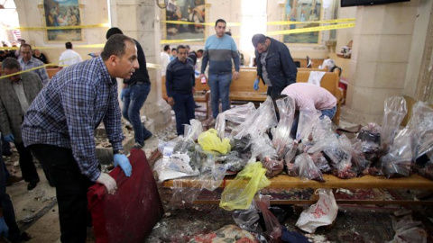 Un agente de seguridad investiga el lugar de los hechos en la iglesia copta de Tanta, Egipto. EFE/EPA/Khaled Elfiq