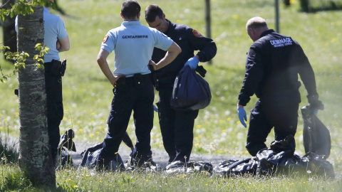 Policías franceses durante las investigaciones para hallar los zulos de ETA en Saint-Pee, cerca de Bayonne. REUTERS/Regis Duvignau