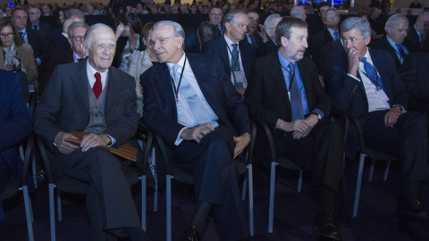 De izda. a dcha, el expresidente de La Caixa Josep Vilarasau; el presidente de la Fundación Bancaria la Caixa, Isidre Fainé; el director general de CaixaBank, Tomás Muniesa; y el director general de RRHH y Organización, Xavier Coll, durante