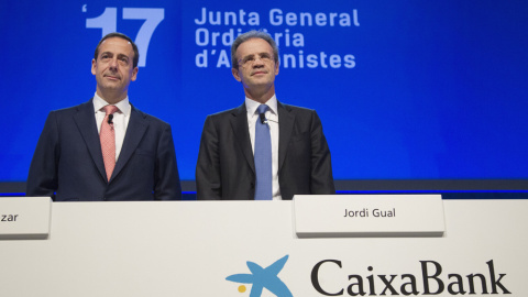 El consejero delegado de CaixaBank, Gonzalo Gortázar (i), y el presidente de CaixaBank, Jordi Gual (d), minutos antes de la junta general ordinaria de accionistas, en Barcelona. EFE/Marta Pérez