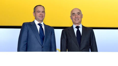 Íñigo Meirás, consejero delegado de Ferrovial, y Rafael del Pino, presidente de la constructora, antes del comienzo de la junta de accionistas.