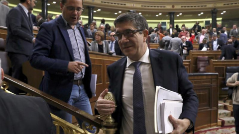 César Luena junto a Patxi López en el pleno celebrado este jueves en el Congreso. /EFE