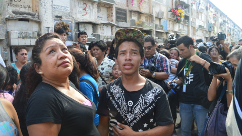 Los parientes de Madelin Hernández Hernández, de 15 años observan la tumba en la que ha sido enterrado el cuerpo de la menor fallecida junto a 40 niñas en el Hogar Seguro de Guatemala