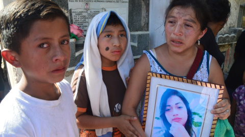 Cari Álvarez porta la foto de su sobrina, Siona Hernández, de 17 años, fallecida junto a 40 niños en el Hogar Seguro de Guatemala.