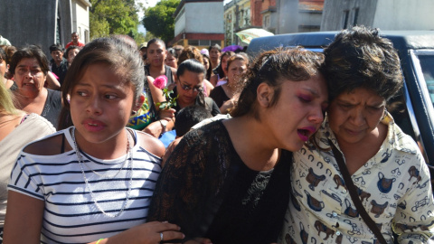 Una familiar llora la muerte de una de las niñas muertas calcinadas en el Hogar Seguro de Guatemala donde fallecieron 41 menores