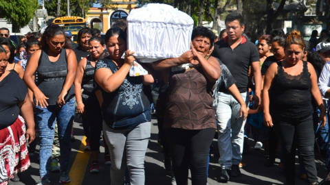 Entierro de Madelin Hernández Hernández, de 15 años, una de las 41 niñas muertas calcinadas en el Hogar Seguro de Guatemala