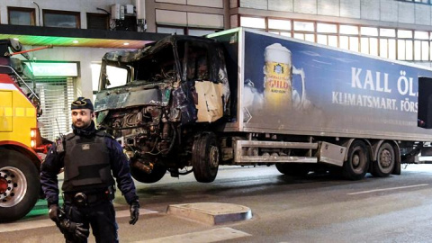 El camión del ataque de Estocolmo es remolcado por las fuerzas de seguridad para ser analizado. EFE/Maja Suslin