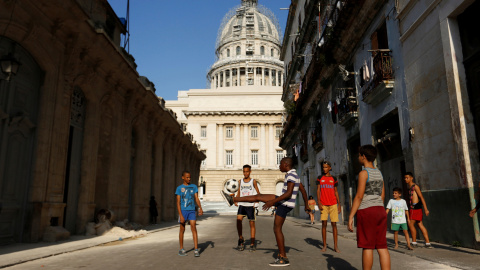 Niños jugando al fútbol en los alrededores del Capitol en la Habana, Cuba. REUTERS/Stringer