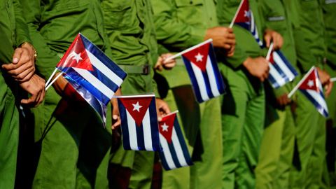 Soldados de la armada cubana sujetan banderas del país caribeño durante el el 60 aniversario de la muerte del líder revolucionario José Antonio Echeverria.REUTERS/Alexandre Meneghini