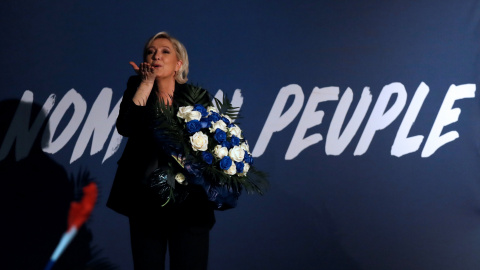 La líder del Frente Nacional, Marine Le Pen, lanza un beso al aire tras participar en un mitin de las presidenciales francesas en localidad de Monswiller, cerca de Estrasburgo. REUTERS/Christian Hartmann