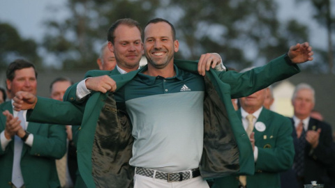 El golfista español Sergio García gana su primer Masters de Augusta y se convierte en el tercer español que gana allí tras Severiano Ballesteros y Olazabal. REUTERS/BRIAN SNYDER