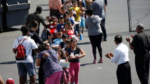 Los alumnos del colegio de North Park en San Bernardino, California, son evacuados tras el tiroteo. REUTERS/Mario Anzuoni