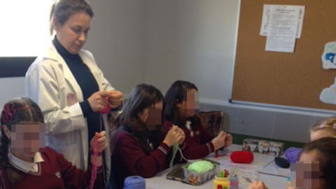 Una de las profesoras voluntarias impartiendo una clase de ganchillo en el colegio Juan Pablo II de Alcorcón. JUAN PABLO II ALCORCÓN