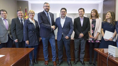 El portavoz del PP en el Parlamento murciano, Víctor Martínez (4i); y el portavoz de Ciudadanos, Miguel Sánchez (4d); con sus equipos negociadores, en la Asamblea Regional, en Cartagena (Murcia). EFE/Marcial Guillén