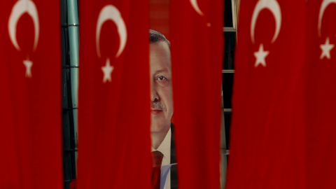 Una imagen de Recep Tayyip Erdogan entre banderas de Turquía. - REUTERS