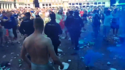 Hooligans ingleses causan el caos en la Plaza Mayor.- TWITTER @PintsandPyro‏