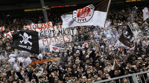 Imatge de la graderia del Millerntor, l'estadi del St. Pauli.