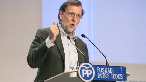 El presidente del Gobierno, Mariano Rajoy, durante su intervención en la clausura del congreso del PP vasco celebrado hoy en Vitoria. EFE/David Aguilar