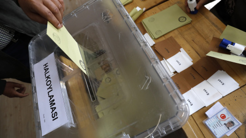 Un hombre deposita su papeleta durante la votación del referendum constitucional en Turquía. REUTERS/Umit Bektas