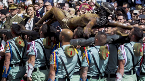 La ministra de Defensa, María Dolores de Cospedal, junto al jefe de la Fuerza Terrestre, el teniente general Gómez de Salazar Mínguez, observan el traslado del "Cristo de Mena", el jueves, en Málaga. EFE/Jorge