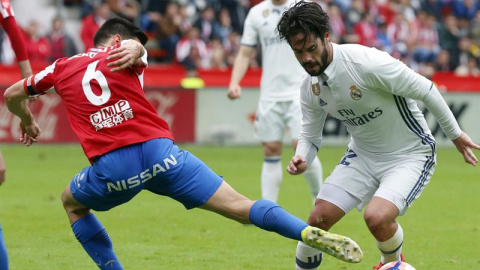 El centrocampista del Real Madrid Isco Alarcón regateando al Sergio Álvarez, centrocampista del Sporting de Gijón.EFE/José Luis Cereijido