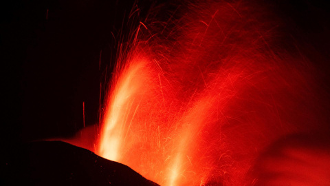  La lava que emerge de la erupción volcánica de Cumbre Vieja, en la isla canaria de La Palma, ha llegado ya al mar tras arrasar en su camino edificaciones, invernaderos y plataneras, provocando en su contacto con el agua una nube de vapor d