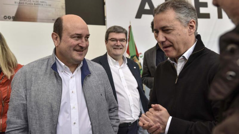 El lehendakari vasco, Iñigo Urkullu conversa con el presidente del Partido Nacionalista Vasco, Andoni Ortuzar, durante la celebración del Aberri Eguna. EFE/Miguel Toña