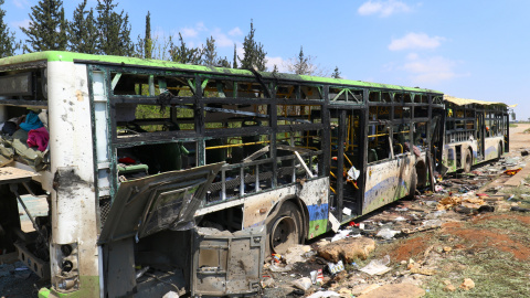 Autobús destruido por el ataque suicida en Alepo. REUTERS/Ammar Abdullah