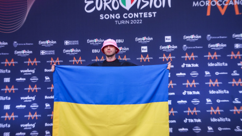  El rapero Oleg Psyuk, representante de Ucrania en Eurovisión, posa con la bandera tras presentar su canción en la semifinal.- Jens Büttner / dpa