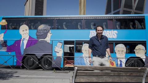 El secretario general de Podemos, Pablo Iglesias, momentos antes de subirse al "tramabús", en la Plaza de Castilla de Madrid. EFE/Luca Piergiovanni