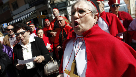 Una comparsa acompañó al concejal de Cultura del Ayuntamiento de A Coruña, José Manuel Sande, en los juzgados de A Coruña, donde ha declarado hoy como investigado por la publicación de un cartel de carnaval con un dibujo de una persona disf