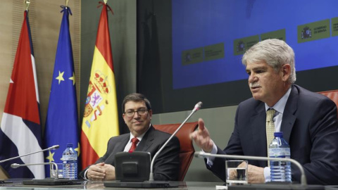 El ministro español de Asuntos Exteriores, Alfonso Dastis (d), y el ministro de Relaciones Exteriores de Cuba, Bruno Rodríguez, durante la rueda de prensa ofrecida tras la reunión que han mantenido hoy en Madrid, dentro de los actos de su v