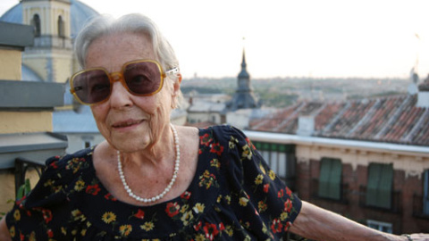 Carmen Arrojo en la terraza de su casa, en la calle Bailén, en septiembre de 2011. / Imagen del trabajo 'Mujeres republicanas', de Javi Larrauri.