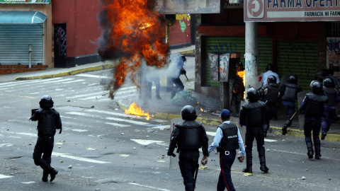 Los partidarios de la oposición chocan con la policía durante las protestas contra el presidente izquierdista Nicolás Maduro en San Cristóbal, Venezuela. REUTERS / Carlos Eduardo