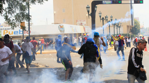 Los partidarios de la oposición chocan con las fuerzas de seguridad durante las protestas contra el  presidente izquierdista Nicolás Maduro en Maracaibo, Venezuela. REUTERS / Isaac Urrutia