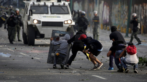 Los manifestantes de la oposición chocan con la policía antidisturbios durante la llamada "madre de todas las marchas" contra el presidente de Venezuela, Nicolás Maduro, en Caracas.REUTERS / Marco Bello