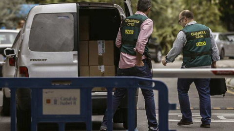 Agentes de la Unidad Central Operativa de la Guardia Civil (UCO), se llevan documentación después de un registro en el marco de la 'Operación Lezo'. | EFE