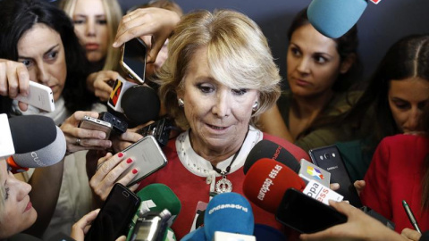 Aguirre ha roto a llorar ante los periodistas al hablar de González. EFE