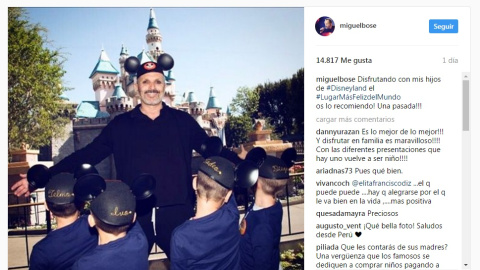 Imagen de Instagram de Miguel Bosé con sus hijos en Disneland