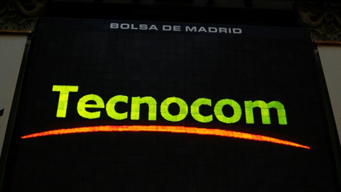 El logo de Tecnocom en el panel de la Bolsa de Madrid. EFE